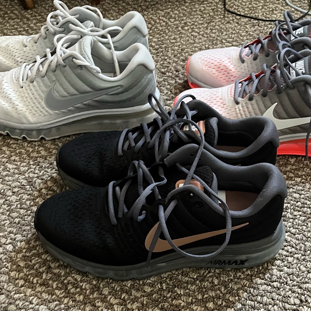 One NEW OTHER 2 pairs lightly used Nike Air Max 2017  Running Shoes size 10